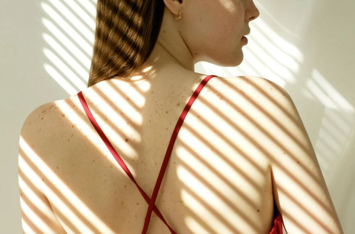 Taches rouges sur la peau : Causes, symptômes et traitement