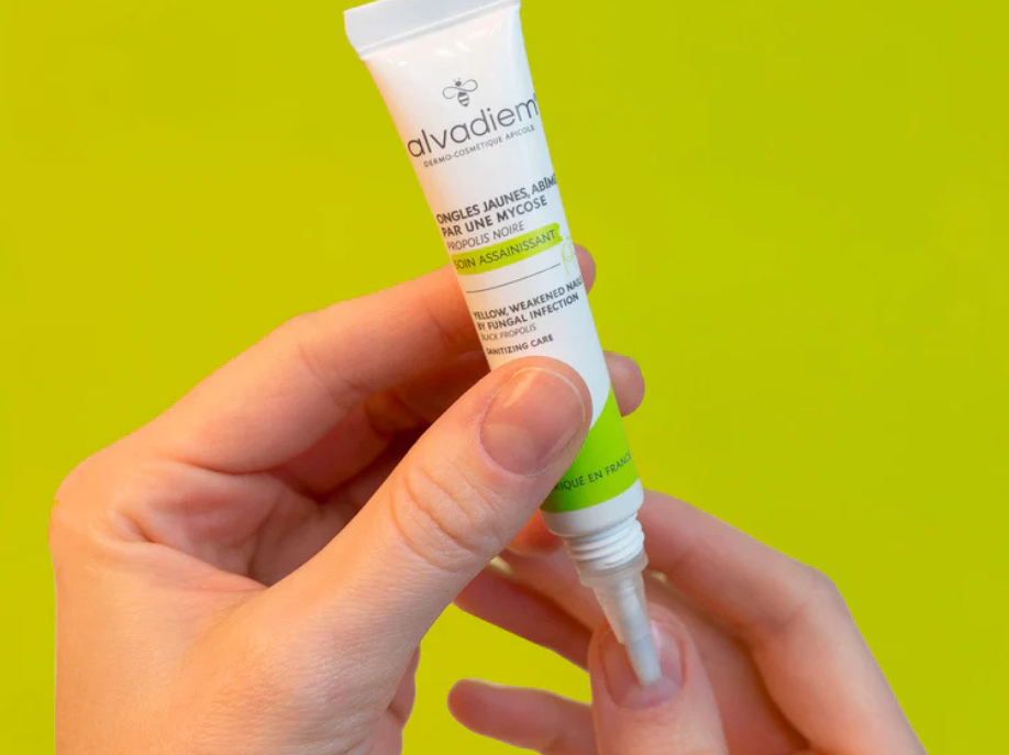Application sur un ongle de la main d'un produit pour soigner l'onychomycose