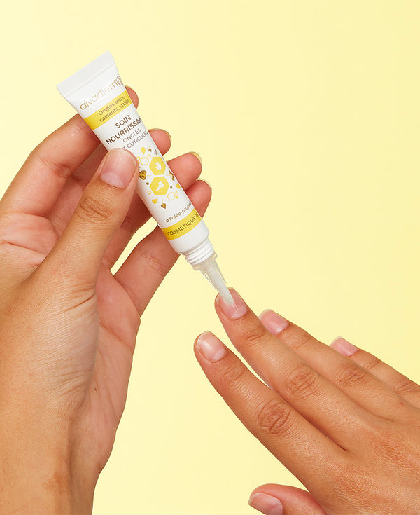 application d'un soin nourrissant pour les ongles