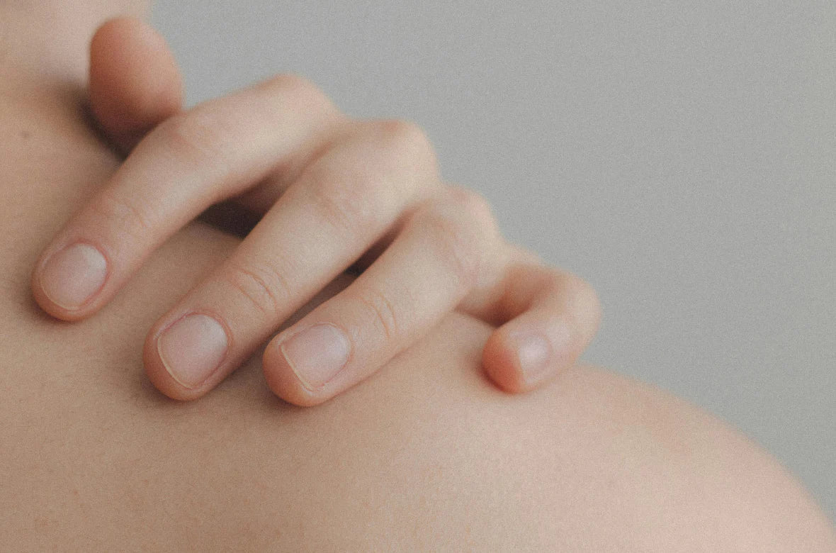 Ongle qui se décolle : causes, traitements