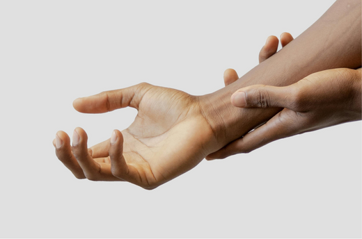 Démangeaisons mains : Qu'est ce que c'est ? Que faire ? Comment soulager et prévenir ?