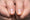Ongles striés : comment les lisser ?