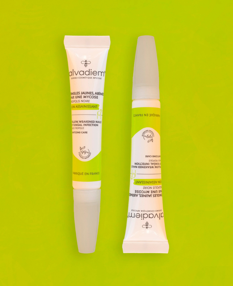 Visuel du Soin Assainissant Ongles, un  soin antifongique doté un embout pinceau pour traiter la mycose